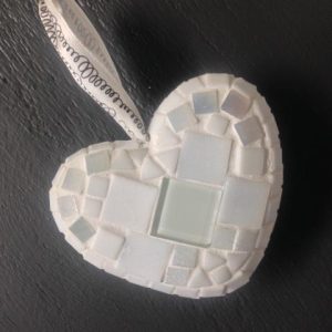 Fermijn Mozaïek 1 Hart Wit (10cm) met Wit Ophanglint